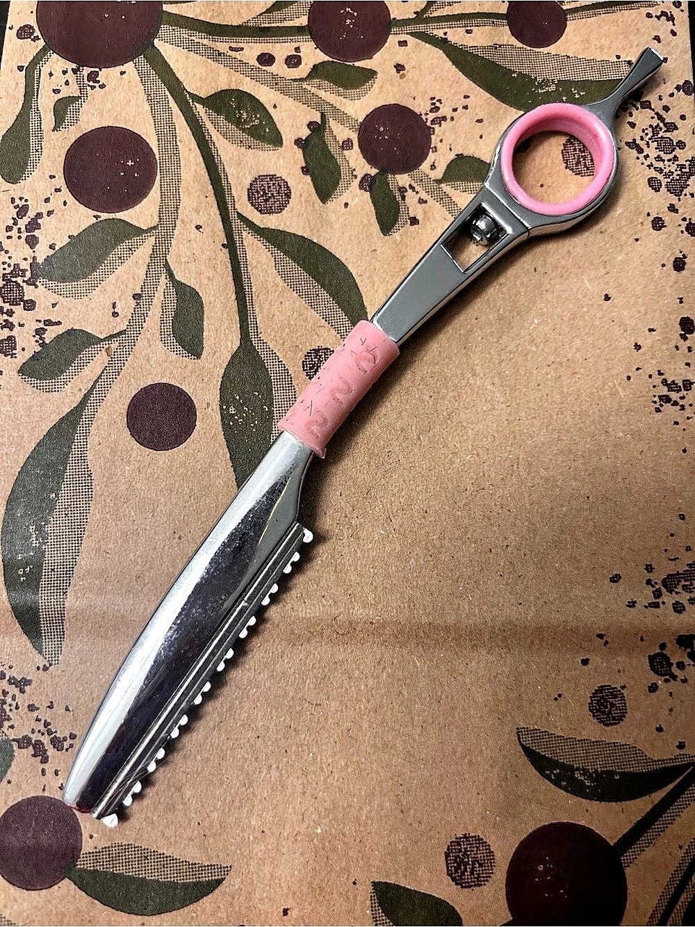 Feather Styling Razor Pink & Silver for cutting hair